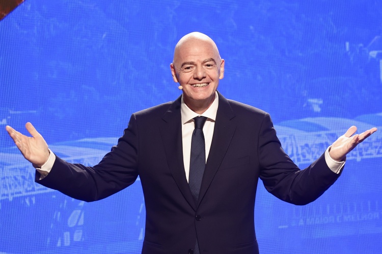 FIFA让所有球员赛前列队引争议！记者：世界杯的首发11人才是巅峰